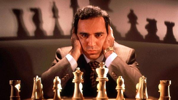 1997’de süper bilgisayar Deep Blue ile altı oyunluk bir rövanş karşılaşması yapan Rus satranç ustası Garri Kasparov, önceki sene Deep Blue’yu iki raundu berabere geçen maçta 3’e 1 yenerek alt etti.