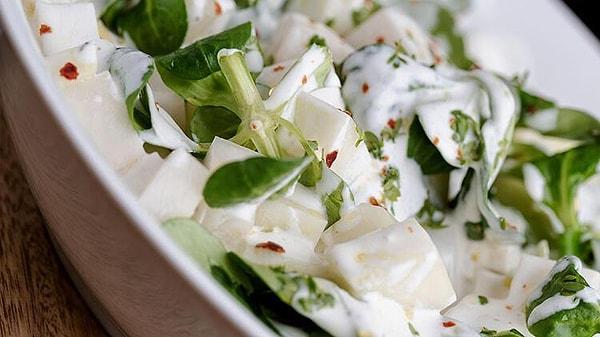 9. Yoğurtlu Marul Salatası Tarifi