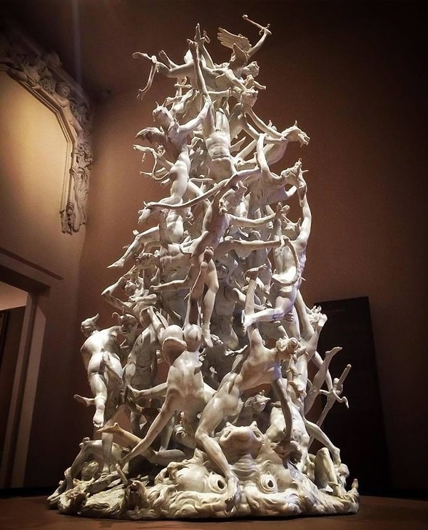 9. 1740 yılında İtalyan heykeltraş Agostino Fasolato tarafından bir mermer kütlesinden oyulan, 60 meleği tasvir eden 'Asi Meleklerin Düşüşü' isimli heykel.