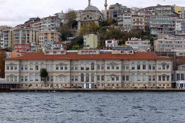 Ayrıca Osman Hamdi Bey, Mimar Sinan Güzel Sanatlar Üniversitesi’nin, kurucusu olarak da tanınır. Bu kurum, Türkiye'de modern sanat eğitiminin temelini atmıştır.