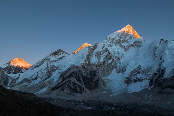 1. Everest Dağı'nın tepesindeki 200'ü aşkın ceset, tırmanıcılar için sınır işareti olarak görev görüyor.
