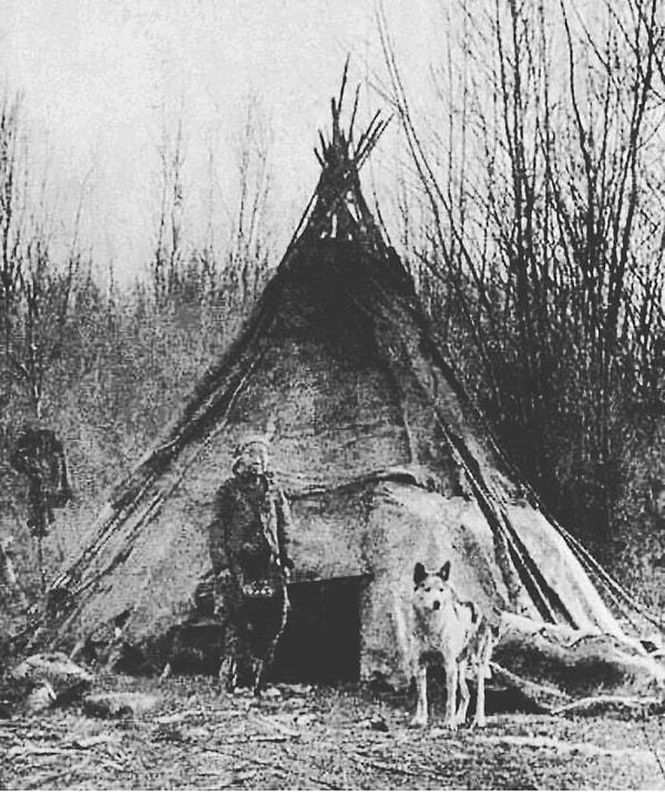 7. Bir Kızılderili ve kurda ait çok eski bir fotoğraf. Kızılderililerin kurtlarla yakın bir ilişkisi olduğuna inanılıyor.