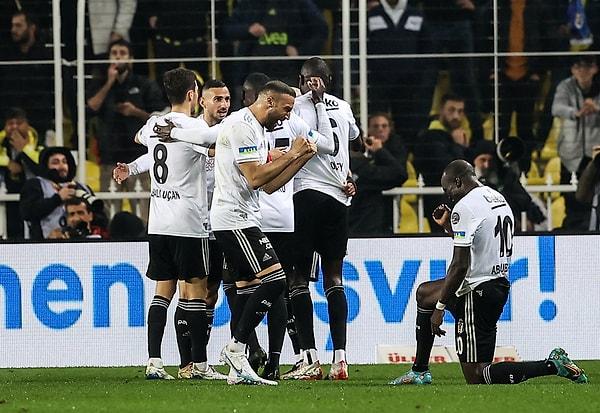 Siyah-beyazlı ekip, 10 kişi kaldığı maçta Fenerbahçe'yi 4-2 mağlup ederek puanını 52'ye yükseltti.