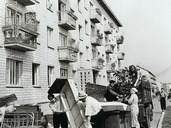 Однако все намного проще. Днем арматура, которая находится в плитах перекрытий, нагревается, а как наступает ночь, начинает остывать и разгибаться