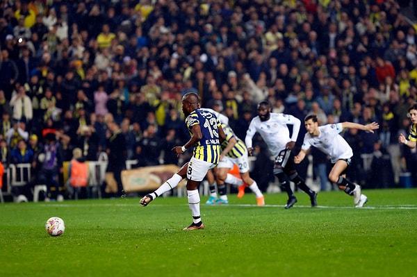 Beşiktaş'ın attığı dört golü de 10 kişiyken bulması, derbiyi unutulmaz maçlar arasına yazdırdı. Bu sonuçla Fenerbahçe, şampiyonluktan bir adım daha uzaklaştı.