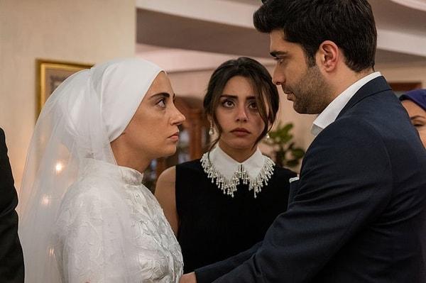 RTÜK, Kızılcık Şerbeti dizisindeki kadına şiddet ve zorla evlendirme sahnelerini es geçmedi. Yapıma adeta ceza yağdıran RTÜK'ten 5 hafta durdurma ve 1.5 milyon TL'lik para cezası aldı.