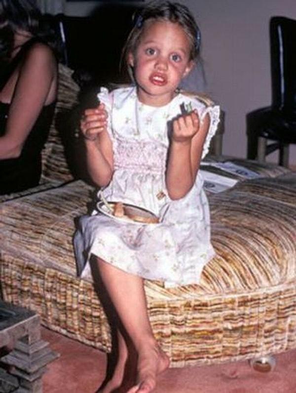 19. 8 yaşındaki: Angelina Jolie