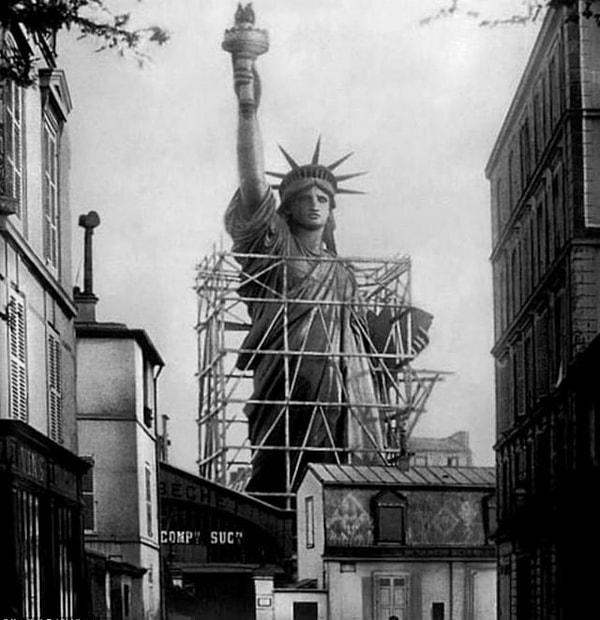 7. Son aşamaları tamamlanırken iskele ile çevrili olan Özgürlük Anıtı, Paris, 1885