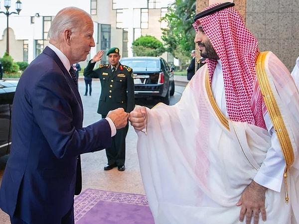 Savaştan dolayı petrol fiyatları fırlayınca Biden tükürdüğünü yalamak zorunda kaldı ve Suudi Arabistan'a bizzat giderek prensle görüştü.