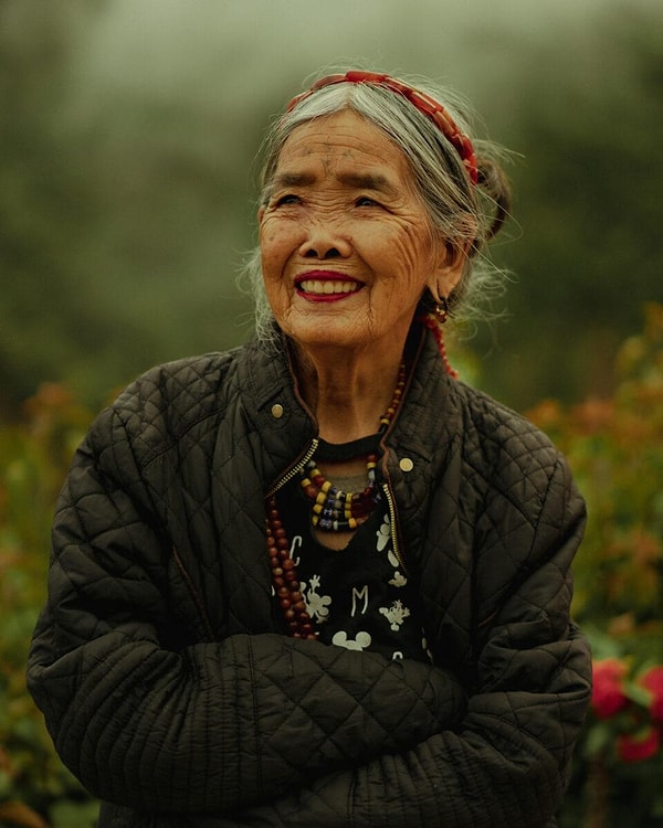 “Я очень рада, что гости издалека приезжают к нам”, - продолжает мамбабаток. Любому, кто встретит ее, станет ясно, насколько она по-прежнему полна духа и страсти.