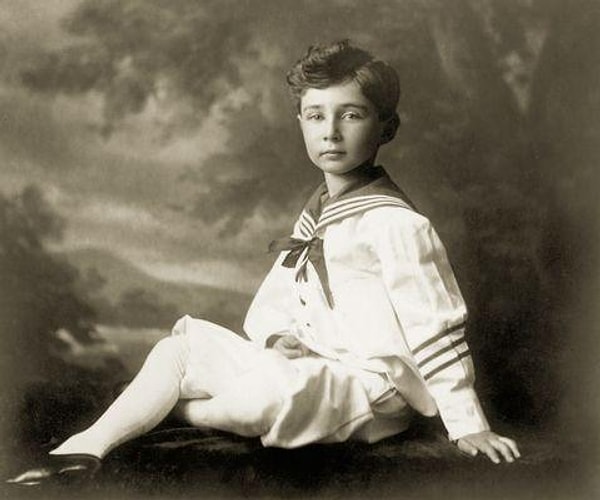 Когда Ньютон родился, его называли чудо-младенцем.