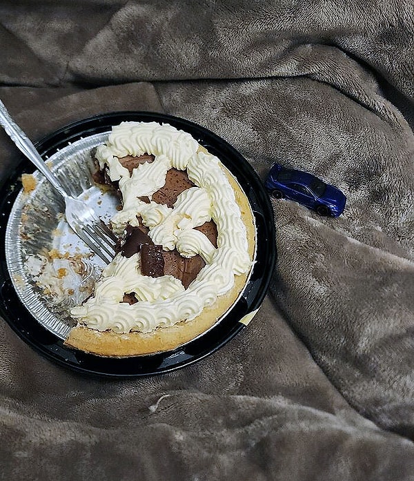 23. «Моя семья никогда не помнит мой день рождения, я не праздновала его с тех пор, как была маленькой. Мой муж примчался посреди ночи с пирогом и новой машиной для меня»