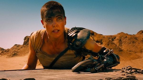 15. Mad Max: Fury Road'da Furiosa rolünde Charlize Theron
