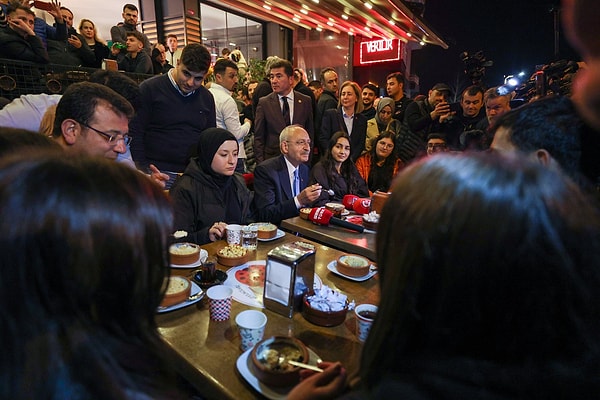 İmamoğlu bu soru sonrası Kılıçdaroğlu'na "Ağanın eli tutulmaz Genel Başkan'ım" diye cevap verdi. İmamoğlu'nun bu yanıtı masadaki herkesi güldürdü.