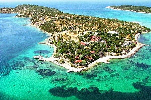4. Kalem Island: A perfect place to relax with its wonderful beach in the middle of the sea.