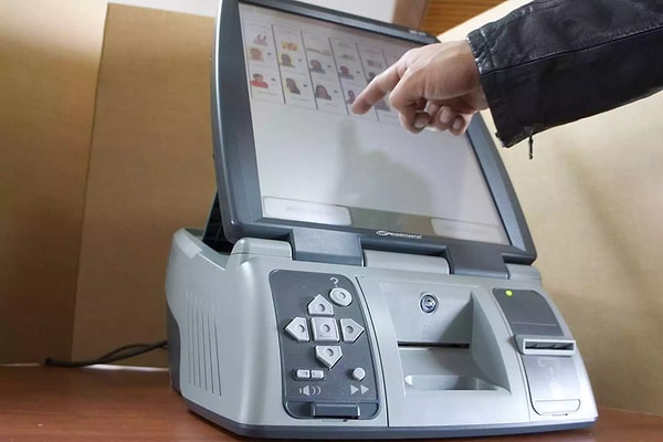 Örneğin Estonya 2021 seçimlerinde sistem 900 seçmene yanlış bilgi verdiği için yanlış oy kullanımı gerçekleşti.