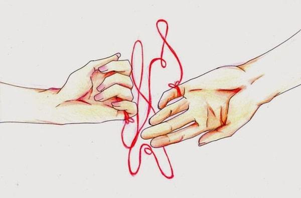Japon mitolojisine göreyse bu kırmızı iplik tanrı tarafından ruh eşi olan kişilerin serçe parmaklarına bağlanırmış.