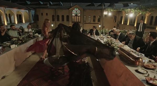 Yalı Çapkını'nın birinci bölümünde yer alan düğün yemeği sahnesinde sağ taraftaki masada oturan kişinin Yerbilimci Prof. Dr. Celal Şengör'e olan benzerliği gündem oldu.