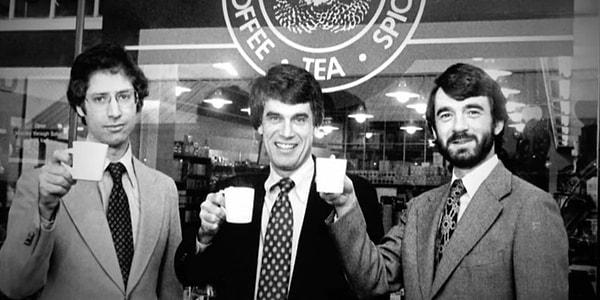 Yıl 1971. Edebiyat öğretmeni olan Jerry Baldwin, tarih öğretmeni Gordon Bowker ile gazeteci yazar olan Zev Siegel kahve işine girmeye karar verdiler. Peet's Coffee'nin kurucusu ve özel kahve kavurmasını ABD'ye getiren Alfred Peet'e danışarak bir akıl hocası buldular.
