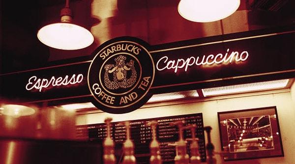 ... ve Starbucks ertesi yıl ilk lattesini müşterilere servis etti. Deney başarılı oldu ve dört yıl sonra Schultz yatırımcılarla ortaklık kurdu ve Starbucks'ı 3,8 milyona satın aldı. O zamanlar sadece 34 yaşındaydı.