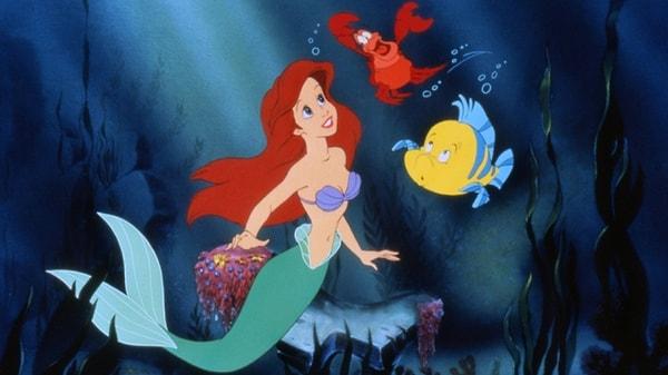 Küçük Deniz Kızı: Disney versiyonunda film, deniz kızı Ariel'in Eric'le evlenebilmesi için bir insana dönüştürülmesiyle sona eriyor. İnsanların ve deniz halkının katıldığı harika bir düğün ile evleniyorlar.