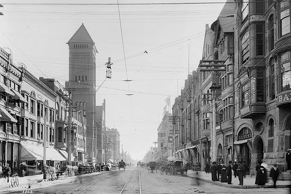 1800’lerde tarım ve sığır çiftlikleri genişledi ve 1841 yılında Los Angeles'ta 650 olan nüfus üç katına çıkarak 1680'e ulaştı. Dönemin girişken sanayicileri Los Angeles’ta şarap üretimine başlayarak kenti daha da ileri taşıdı.