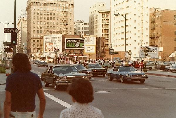 1970'e gelindiğinde Los Angeles'ta 20 milyon insan yaşıyordu. Los Angeleslılar artık modern bir toplum haline gelmişti. Arabaları vardı, modayı yakından takip ediyorlar, konaklar inşa ediyorlar ve fakirlerin zengin olmasına yardımcı oluyorlardı.