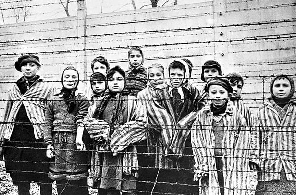 II. Dünya Savaşı'nda ise, Nazi Almanya'sı tarafından toplama kamplarında kullanılan Zyklon B gazı, milyonlarca Yahudi ve diğer etnik grupların soykırıma uğramasına neden olmuştur.