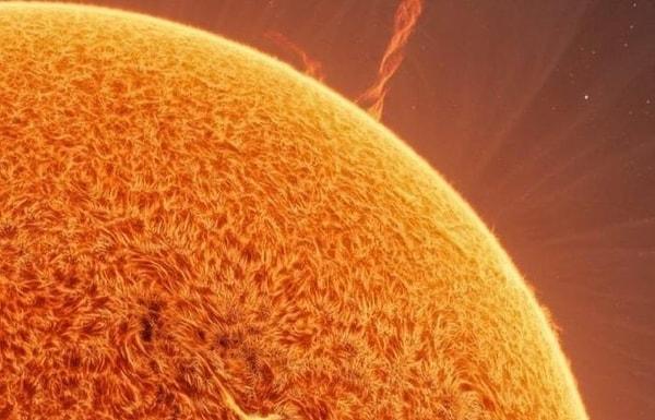 Andrew McCarthy ve Jason Guenzel isimli iki astrofotoğrafçı son olarak yaşanan güneş tutulması sırasında kaydedilen fotoğrafları birleştirerek Güneş yüzeyinin tamamını görüntülemeyi başardı.