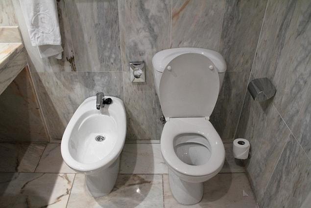 13. Taharet musluğu olayını da, alaturka tuvaleti de ilk kez Orta Doğu ülkelerini ziyaret ettiğim zaman görmüştüm.