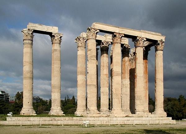 Neoklasik yapılar genellikle Antik Yunanların Dor, İyon ve Korint sütun düzenlerini kullanır.