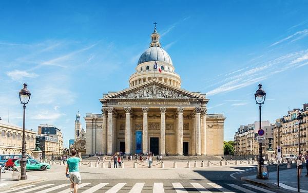 Neoklasik mimari yapıları arasında önemli bir örnek Paris’teki Panthéon yapısıdır.