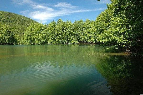 The lake and its surroundings are also the center of attention for camping lovers.