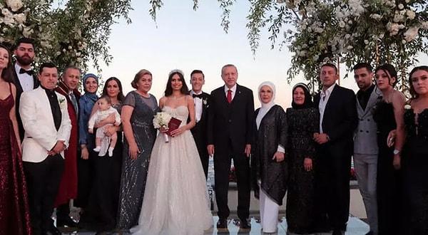 Özil ile Türkiye eski güzeli Amine Gülşe, 2019'da İstanbul'da dünyaevine girmiş, çiftin nikah şahitliğini de Cumhurbaşkanı Recep Tayyip Erdoğan yapmıştı.