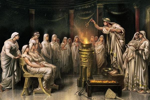Rahibelerin en önemli görevi, tapınakta bulunan kutsal ateşi sürekli olarak korumaktır.
