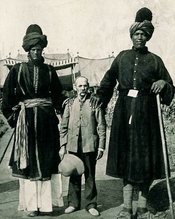 3. 236 cm ve 223 cm boylarındaki ikiz kardeşlerle fotoğraf çekilen Amerikalı fotoğrafçı James Ricalton. (1903)