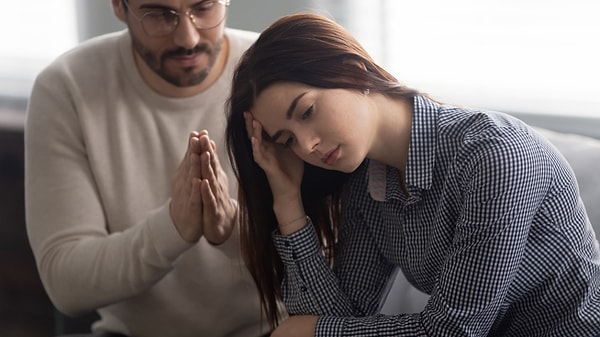 Uzmanlar gereksiz yere özür dilemenin, kişinin kendi fikirlerine olan inancının eksikliğini yansıttığını ve bu durumun başkalarının gözünde zayıf ve güvensiz görünmesine yol açarak güvenilirliği sarstığını belirtiyor.