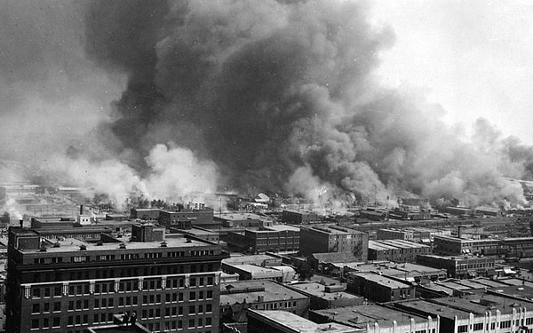 9. 1921 Tulsa Katliamı'nda beyaz ırkçı çeteler Tulsa, Oklahoma Greenwood bölgesindeki siyahi insanlara ve iş yerlerine saldırdı.