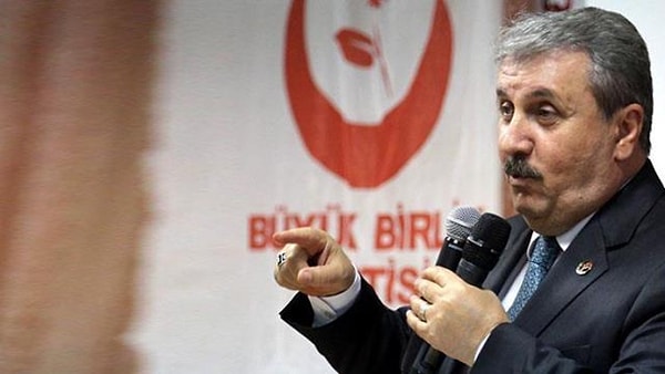 Destici alıntıladığı paylaşımın üzerine, 'Kızılay Başkanı, kan bağışı başta olmak üzere tüm bağışların önünde bir bariyer vazifesi gördüğünü, kurumsal yapıya zarar verdiğini, onbinlerce çalışanın emeğine yazık ettiğini idrak ederek sorumluluğunun gereğini yerine getirmeli ve görevi ehline bırakmalıdır.' notunu düştü.