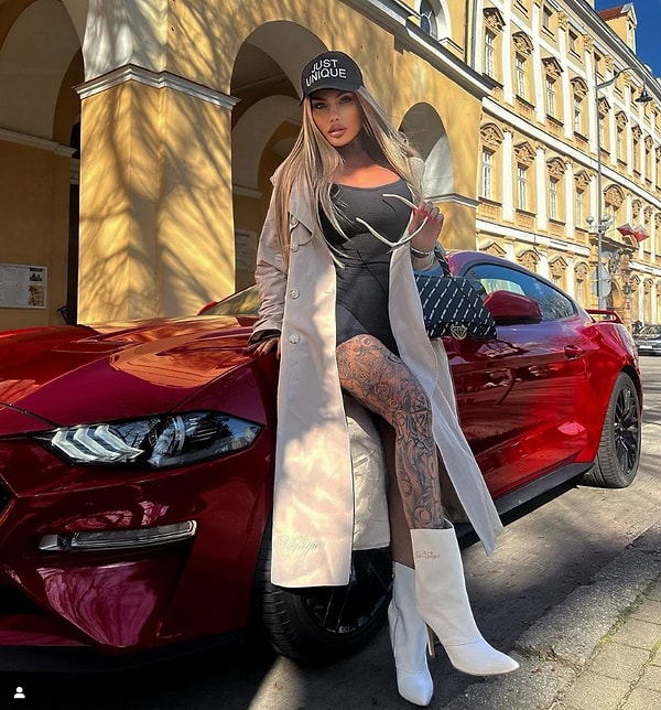 ЛаЛуна не скрывает, что любит дорогие машины, модную одежду и роскошные аксессуары, как и своей любви к мужчинам помоложе