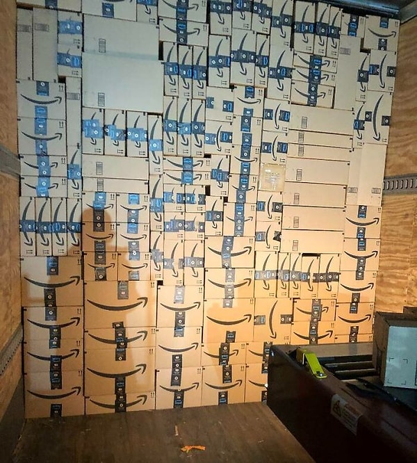 16. «Моя мама работает в Amazon, и она прислала мне фотографию одного из грузовиков, который она загрузила»