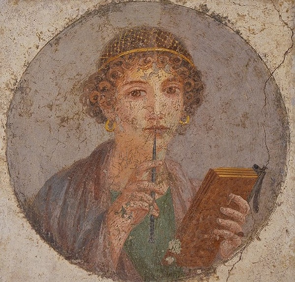 Sappho, aşk, tutku, evlilik ve cinsellik gibi temaları işleyen şiirler yazmıştır.