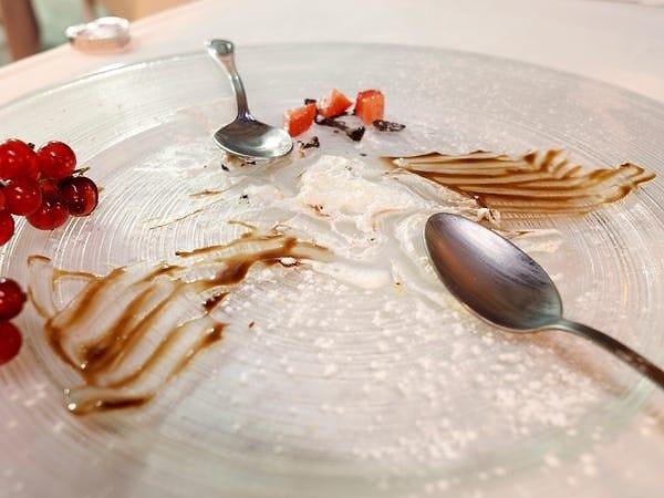 8. "В Китае есть интересный этикет: независимо от того, насколько вкусным было блюдо, нужно всегда оставлять немного еды в тарелке. Таким образом, вы демонстрируете свое уважение к ресторану и шеф-повару, который подавал блюдо, как бы говоря: "Размера порции было вполне достаточно".