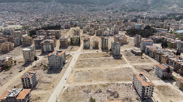 Hatay’da enkaz kaldırma çalışmalarına devam ediliyor.