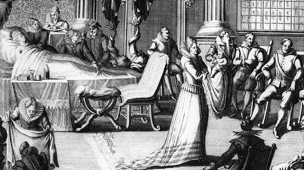 10. Kraliyet kadınları, bebeğin "kraliyet rahminden" geldiğini kanıtlamak için büyük insan gruplarının önünde doğururdu.