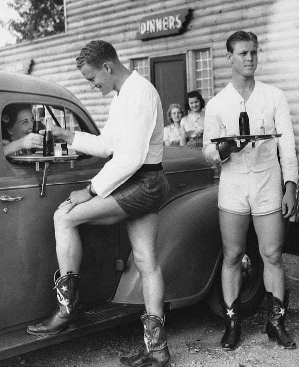 6. Şort ve kovboy çizmeleri giyen erkekler ABD, Teksas'taki bir arabalı lokantada kadınlara servis yapıyordu. (1940'lar)