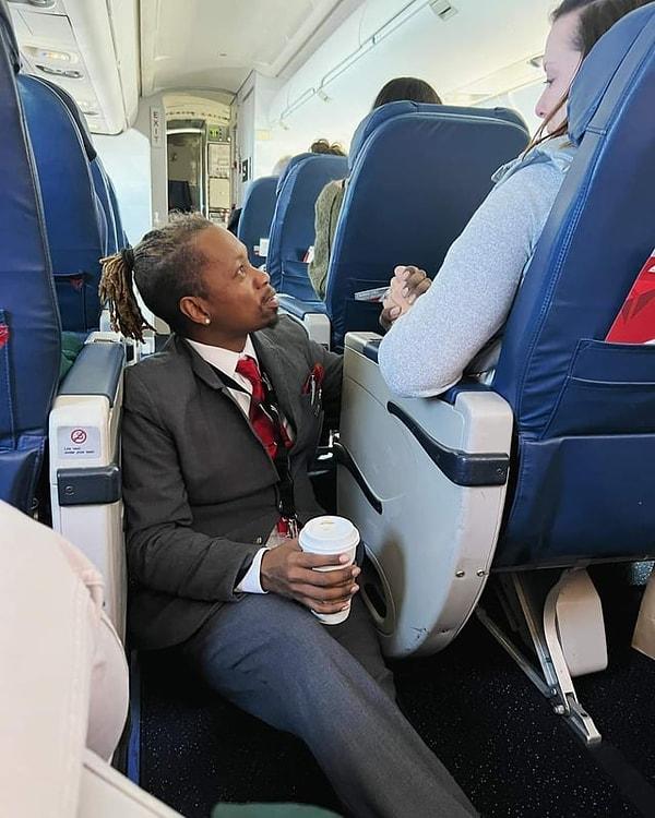 14. Uçağa binmekten korkan yolcunun tüm kaygılarını dinleyip ona destek olan kabin memuru...