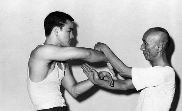 13. Hong Konglu dövüş sanatı ustası Ip-Man ile çalışan genç Bruce Lee. (1955)