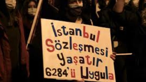 ''Hepsi hemen İstanbul Sözleşmesi getireceğiz bilmem ne. Hiçbiri bu işlen de uğraşmıyor. Allah razı olsun Tayyip Bey, feshetti ama kendi partisinin içindeki o başörtülü kadınlar kalktılar ayağa. Ya siz Müslüman mısınız, gâvur musunuz ne siniz siz? Kadının beyanı esastır diye bir şey olur mu? Sen doğru konuşmayan bir sözü nasıl alırsın onunla adamı yakarsın, kaç sene hapse atarsın.