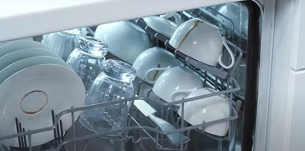 10. Bulaşıklarınızı düzgün dizdiğinizden emin olun. Herkesin bulaşık dizme şekli birbirinden farklıdır ama aslında her bulaşık makinesinin belli bariz önerdiği bir dizilim tasarımı var!